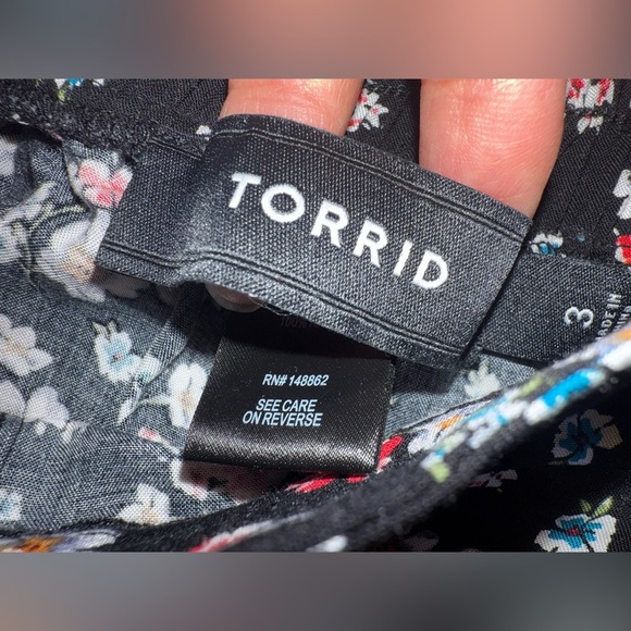 Torrid Black and Floral Cropped Pant size 3 plus size pockets floral - Picture 14 of 16